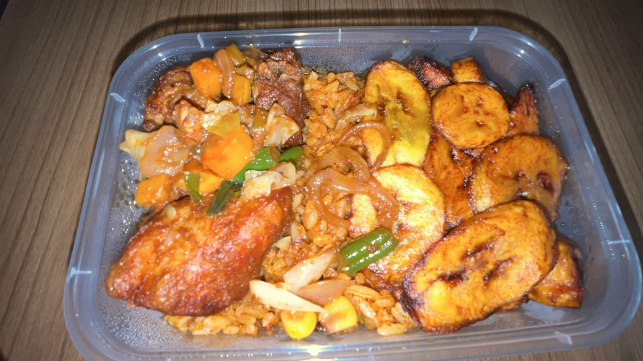 Quochida Jollof Rice with Fried Plantain and Chicken