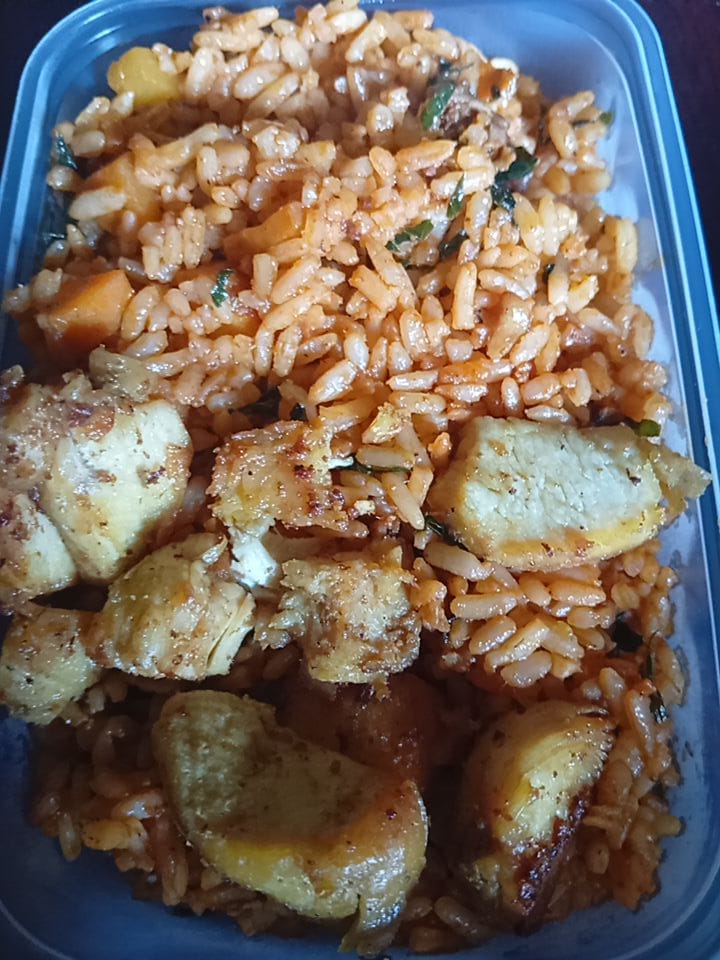 Quochida Jollof Rice with Boneless Chicken